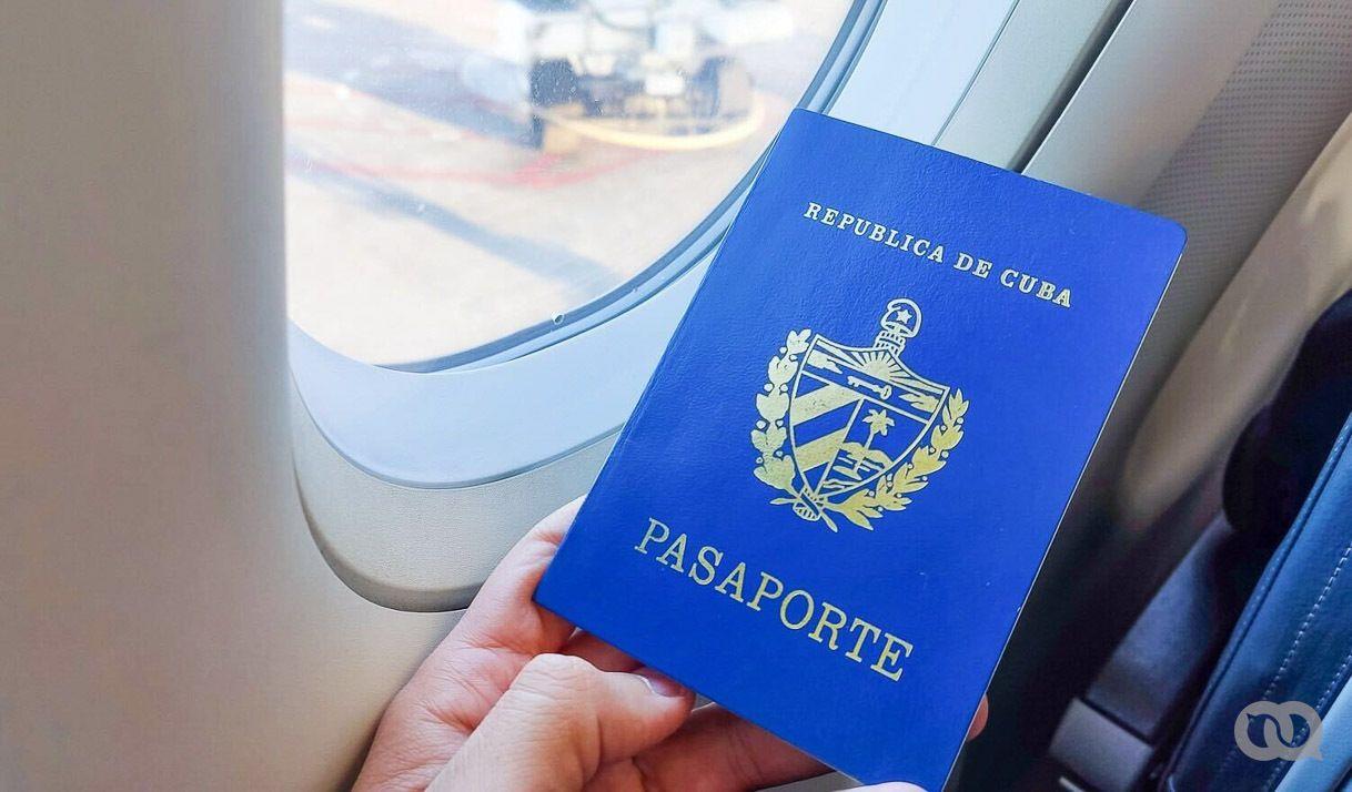 pasaporte cubano, ventanilla avión, mano