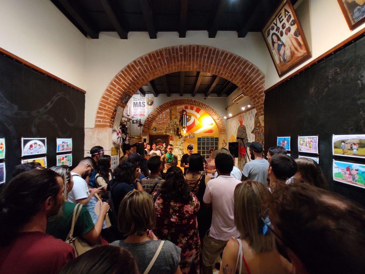 Encuentro entre los creadores de El Enjambre y su audiencia el 25 de junio de 2022 en el Estudio-galería La Marca. Foto: Laura Vargas. 